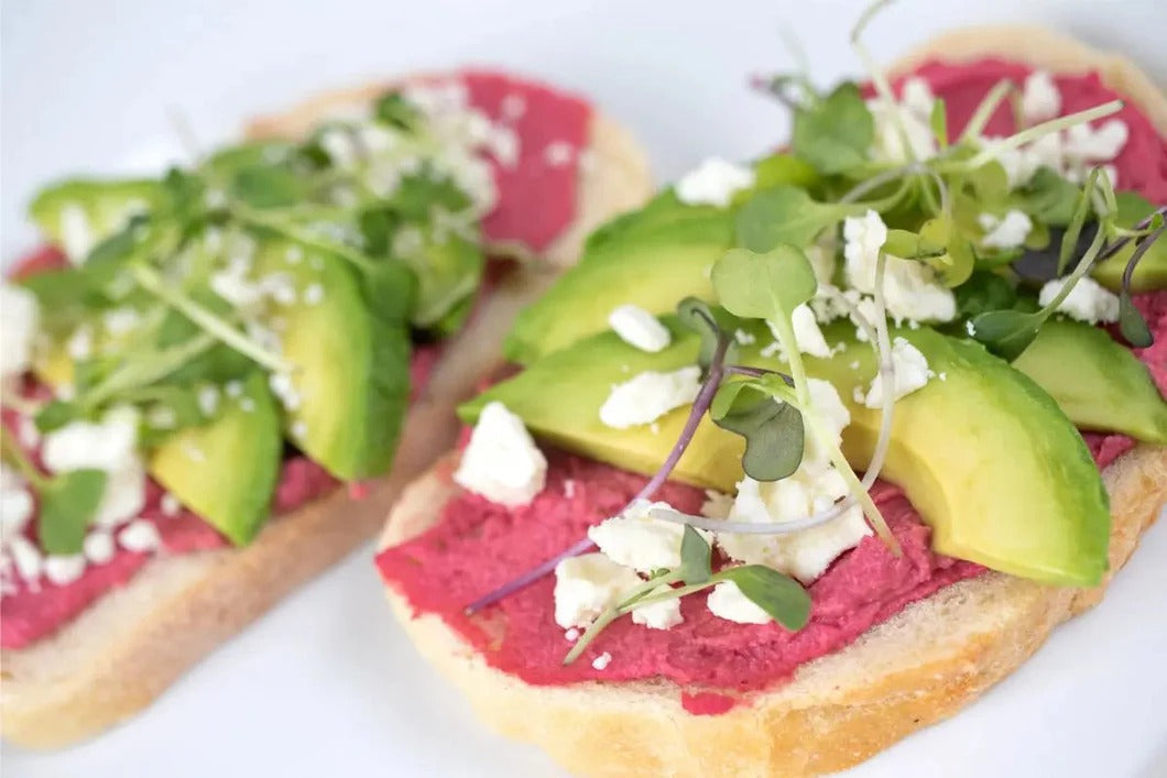 Bruschetta de hummus y remolacha